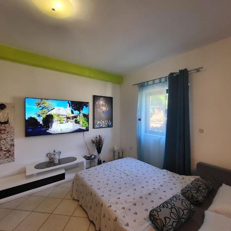 Apartments Pula With Private Parking Self Check In Exterior photo