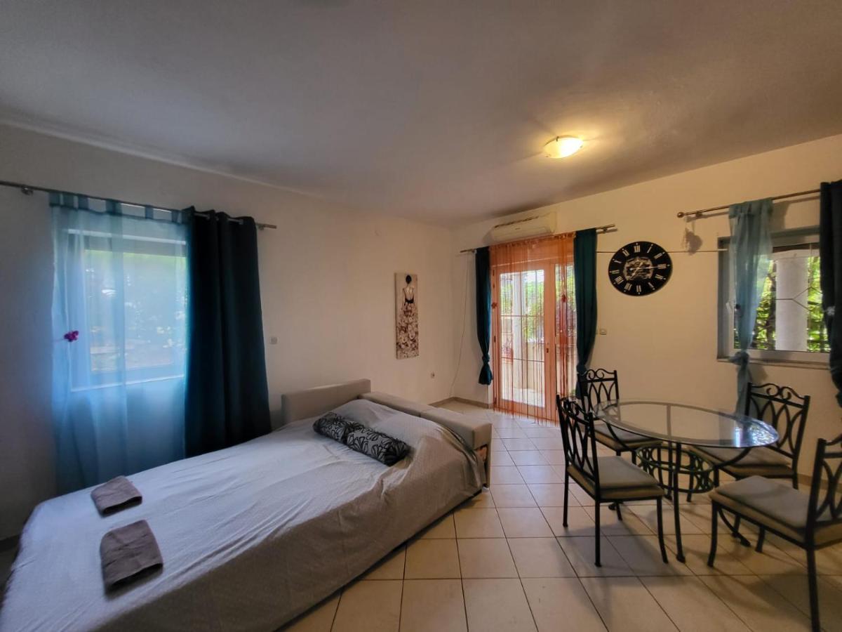 Apartments Pula With Private Parking Self Check In Exterior photo