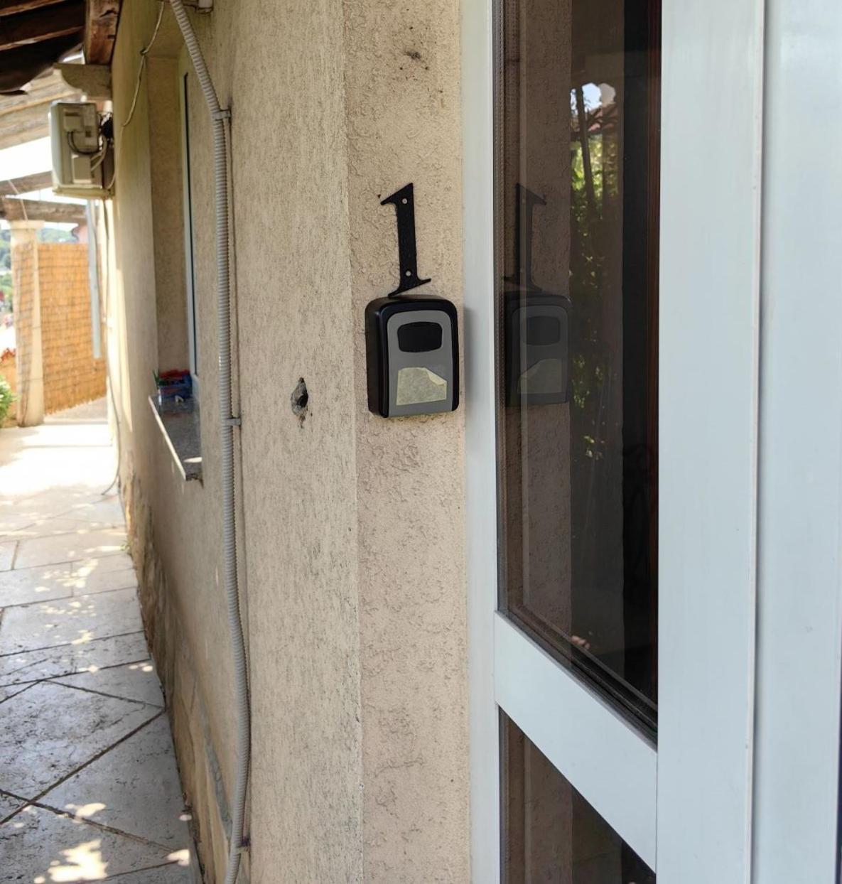 Apartments Pula With Private Parking Self Check In Exterior photo