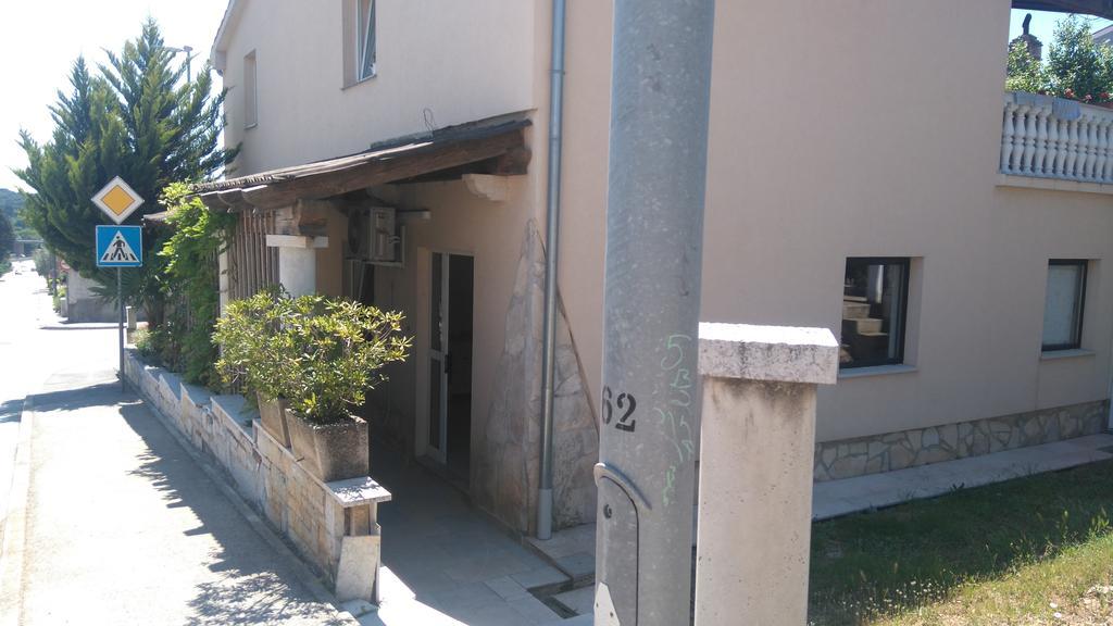 Apartments Pula With Private Parking Self Check In Exterior photo